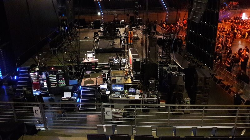 Die ersten Broilers-Fans sind schon in der Max-Schmeling-Halle
